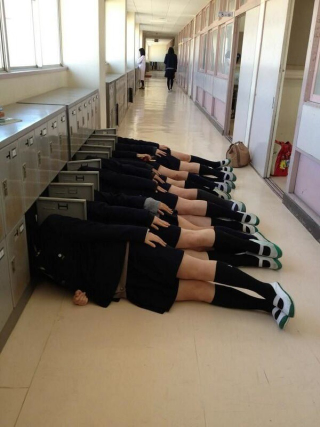 Illustration for article titled Another Japanese Schoolgirl Photo Meme to Sweep the Internet